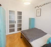 Svetlý, jedinečný 2i byt 62m2, po rekonštrukcií, s pivnicou   - Spálňa v 3-izbovom byte s podlahou s dreveným dekorom a svetlými dverami.