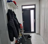 Nový rodinný dom, 7 minút od centra Košíc v tichej uličke pod lesom - Vstupná hala rodinného domu, s dlažbou, vešiakom a policou na obuv.