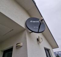 Nový rodinný dom, 7 minút od centra Košíc v tichej uličke pod lesom - Satelitná anténa na fasáde rodinného domu na Kopaninovej ulici v Sokoľu.