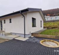 Nový rodinný dom, 7 minút od centra Košíc v tichej uličke pod lesom - Rodinný dom na Kopaninovej ulici v Sokolí, s vydláždeným dvorom a schodiskom.