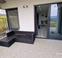 Nový rodinný dom, 7 minút od centra Košíc v tichej uličke pod lesom - Terasa rodinného domu na Kopaninovej ulici v Sokoli so záhradným nábytkom a výhľadom.