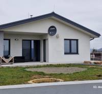 Nový rodinný dom, 7 minút od centra Košíc v tichej uličke pod lesom - Rodinný dom na Kopaninovej ulici v Sokolí s predzáhradkou a terasou.