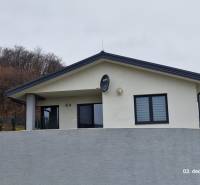 Nový rodinný dom, 7 minút od centra Košíc v tichej uličke pod lesom - Rodinný dom na ulici Kopaninová v Sokolí, s bielou fasádou a satelitom.