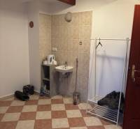 Podkrovná kancelária – ŠAFÁRIKOVA UL., SENEC - Interiér kancelárie s umývadlom, vešiakom a podlahou s dlažbou.