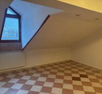 Podkrovná kancelária – ŠAFÁRIKOVA UL., SENEC - Podkrovná kancelária s dlažbou a oknom, vykurovanie radiátorom.