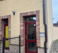 Podkrovná kancelária – ŠAFÁRIKOVA UL., SENEC - V Senci nájdeš kancelárie v tehlovej budove s červenými dverami.