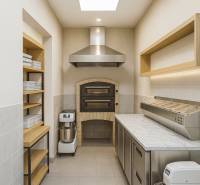 Multifunkčný priestor s terasou v Starom Meste - Profesionálna kuchyňa s pecou, pracovnými stanicami a úložným priestorom v obchodných priestoroch.