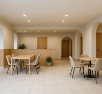 Multifunkčný priestor s terasou v Starom Meste - Jemne osvetlené obchodné priestory s oblúkmi, nábytkom a dlažbou, vytvárajúce príjemné prostredie.