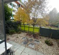 Na prenájom 2-izbový byt so záhradkou v Trnave – Arboria - V Trnave, exteriér 2-izbového bytu s terasou, záhradkou a modernou architektúrou.