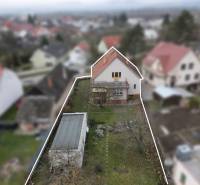 RODINNÝ DOM s garážou na PREDAJ - Dubnica nad Váhom - až 758m²  - Rodinný dom na Nerudovej ulici v Dubnici nad Váhom, záhrada, spevnená cesta a okolité domy.