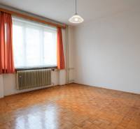 RODINNÝ DOM s garážou na PREDAJ - Dubnica nad Váhom - až 758m²  - Izba s podlahou s dreveným dekorom, bielymi stenami a oranžovými závesmi v rodinnom dome.