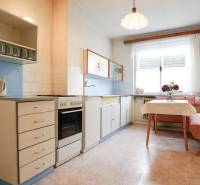 RODINNÝ DOM s garážou na PREDAJ - Dubnica nad Váhom - až 758m²  - Kuchyňa v rodinnom dome s klasickou výbavou, rohovo umiestneným sedením a oknom.