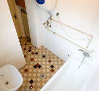 RODINNÝ DOM s garážou na PREDAJ - Dubnica nad Váhom - až 758m²  - Kúpeľňa s dlažbou a vaňou v rodinnom dome.