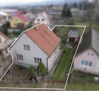 RODINNÝ DOM s garážou na PREDAJ - Dubnica nad Váhom - až 758m²  - Rodinný dom na Nerudovej ulici v Dubnici nad Váhom so záhradou a garážou.