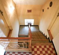 RODINNÝ DOM s garážou na PREDAJ - Dubnica nad Váhom - až 758m²  - Schodisko s dreveným zábradlím a podlahou s dreveným dekorom v rodinnom dome.