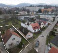 RODINNÝ DOM s garážou na PREDAJ - Dubnica nad Váhom - až 758m²  - Rodinný dom na Nerudovej ulici v Dubnici nad Váhom s pohľadom na okolitú zástavbu.