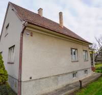 RODINNÝ DOM s garážou na PREDAJ - Dubnica nad Váhom - až 758m²  - Rodinný dom na Nerudovej ulici v Dubnici nad Váhom, obklopený zeleňou a stromami.