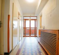 RODINNÝ DOM s garážou na PREDAJ - Dubnica nad Váhom - až 758m²  - Chodba v rodinnom dome s dlažbou a dreveným radiátorovým krytom.