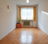 RODINNÝ DOM s garážou na PREDAJ - Dubnica nad Váhom - až 758m²  - Izba v rodinnom dome s podlahou s dreveným dekorom, radiátorom a oknom s záclonou.