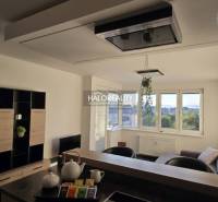 Predaj, dvojizbový byt Trnava, Arbória, garážové stá... - Obývacia izba v 2-izbovom byte so svetlými stenami a oknami, zariadená nábytkom.