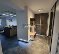 Predaj, dvojizbový byt Trnava, Arbória, garážové stá... - V 2-izbovom byte sú šatníkové skrine, jedálenský stôl a kuchynská linka.