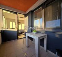 Predaj, dvojizbový byt Trnava, Arbória, garážové stá... - Balkón 2-izbového bytu v Trnave s výhľadom a stolom na terase.