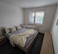 Predaj, dvojizbový byt Trnava, Arbória, garážové stá... - Spálňa v 2-izbovom byte s posteľou, nočnými stolíkmi a dekorom na stene.