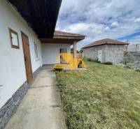 Exkluzívne! Predám rodinný dom v obci Svodín - Rodinný dom na ulici Svodin v Svodíne s trávnatým dvorom a kamennou stenou.