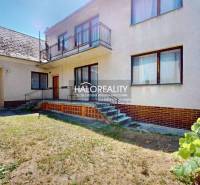 Predaj, rodinný dom Malacky, Martina Benku - EXKLUZÍ... - Rodinný dom v Malackách s balkónom, schodmi a záhradou, k nemu prislúcha prístrešok.