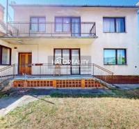 Predaj, rodinný dom Malacky, Martina Benku - EXKLUZÍ... - Rodinný dom v Malackách s balkónom a garážou, obklopený záhradou.