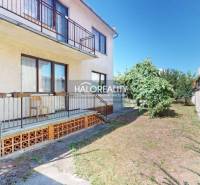 Predaj, rodinný dom Malacky, Martina Benku - EXKLUZÍ... - Rodinný dom v Malackách s priestrannou záhradou, terasou a zelenou predzáhradkou.