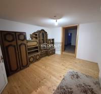 Predaj, rodinný dom Zeleneč - Izba s podlahou s dreveným dekorom, starožitný nábytok, rodinný dom.