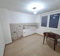 Predaj, rodinný dom Zeleneč - Izba v rodinnom dome s bielymi stenami, oknom a kachličkami.