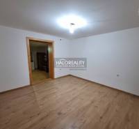 Predaj, rodinný dom Zeleneč - Interiér rodinného domu s podlahou s dreveným dekorom a bielymi stenami.