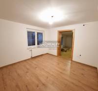 Predaj, rodinný dom Zeleneč - Izba v rodinnom dome s podlahou s dreveným dekorom a bielymi stenami.