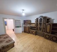 Predaj, rodinný dom Zeleneč - Izba v rodinnom dome s nábytkom a podlahou s dreveným dekorom.