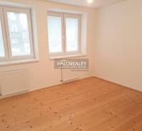 Predaj, rodinný dom Zeleneč - Izba v rodinnom dome s podlahou s dreveným dekorom a bielymi stenami.