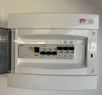 PREDAJ zrekonštruovaná garáž na ulici Slnečná - KOMÁRNO - Elektrický rozvádzač v garáži s ističmi a vypínačom.