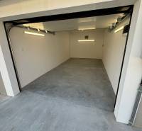 PREDAJ zrekonštruovaná garáž na ulici Slnečná - KOMÁRNO - Garáž na Slnečnej ulici v Komárne s betónovou podlahou a otváracou bránou.