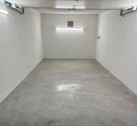 PREDAJ zrekonštruovaná garáž na ulici Slnečná - KOMÁRNO - Priestranná garáž s bielymi stenami a betónovou podlahou v Garáži na Slnečnej, Komárno.