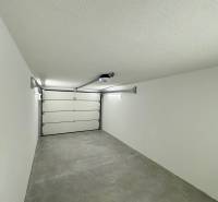 PREDAJ zrekonštruovaná garáž na ulici Slnečná - KOMÁRNO - Garáže s bielymi stenami a betónovou podlahou na Slnečnej ulici v Komárne.