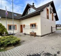 REZERVOVANÉ - Predaj, rodinný dom Prievidza - EXKLUZ... - Rodinný dom v Prievidzi s asfaltovým dvorom, záhradou a satelitnou anténou.