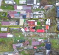 Predaj, rodinný dom Brvnište - EXKLUZÍVNE HALO REALITY - Letecký pohľad na rodinný dom v Brvništi s veľkou oplotenou záhradou.