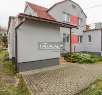 Predaj, rodinný dom Brvnište - EXKLUZÍVNE HALO REALITY - Rodinný dom v Brvništi s červenou strechou a dláždenou prístupovou cestou.
