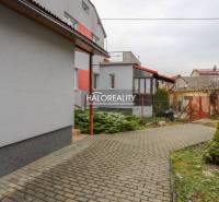 Predaj, rodinný dom Brvnište - EXKLUZÍVNE HALO REALITY - Dlaždený chodník a zeleň pri rodinnom dome v Brvništi.