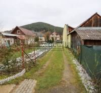 Predaj, rodinný dom Brvnište - EXKLUZÍVNE HALO REALITY - Cesta ku rodinnému domu v Brvništi, zasnežená tráva, vidiecke prostredie.