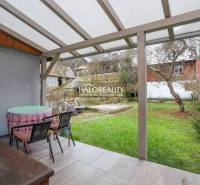 Predaj, rodinný dom Brvnište - EXKLUZÍVNE HALO REALITY - Terasa rodinného domu v Brvništi s výhľadom do záhrady a sedením.