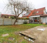 Predaj, rodinný dom Brvnište - EXKLUZÍVNE HALO REALITY - Rodinný dom v Brvništi so záhradou, terasou a stromami počas zimného obdobia.