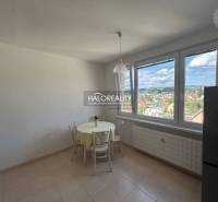 Prenájom, jednoizbový byt Prievidza, Čierne Mesto - ... - Kuchyňa v 1-izbovom byte s výhľadom na mesto a sedením pri stole.