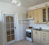 Prenájom, jednoizbový byt Prievidza, Čierne Mesto - ... - Kuchyňa s dreveným dekorom, kachličkovaná stena, biely sporák a biele dvere.